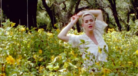 Katy Perry strips totally naked in Daisies video to show off。